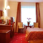 Отель Sympozjum & 4*